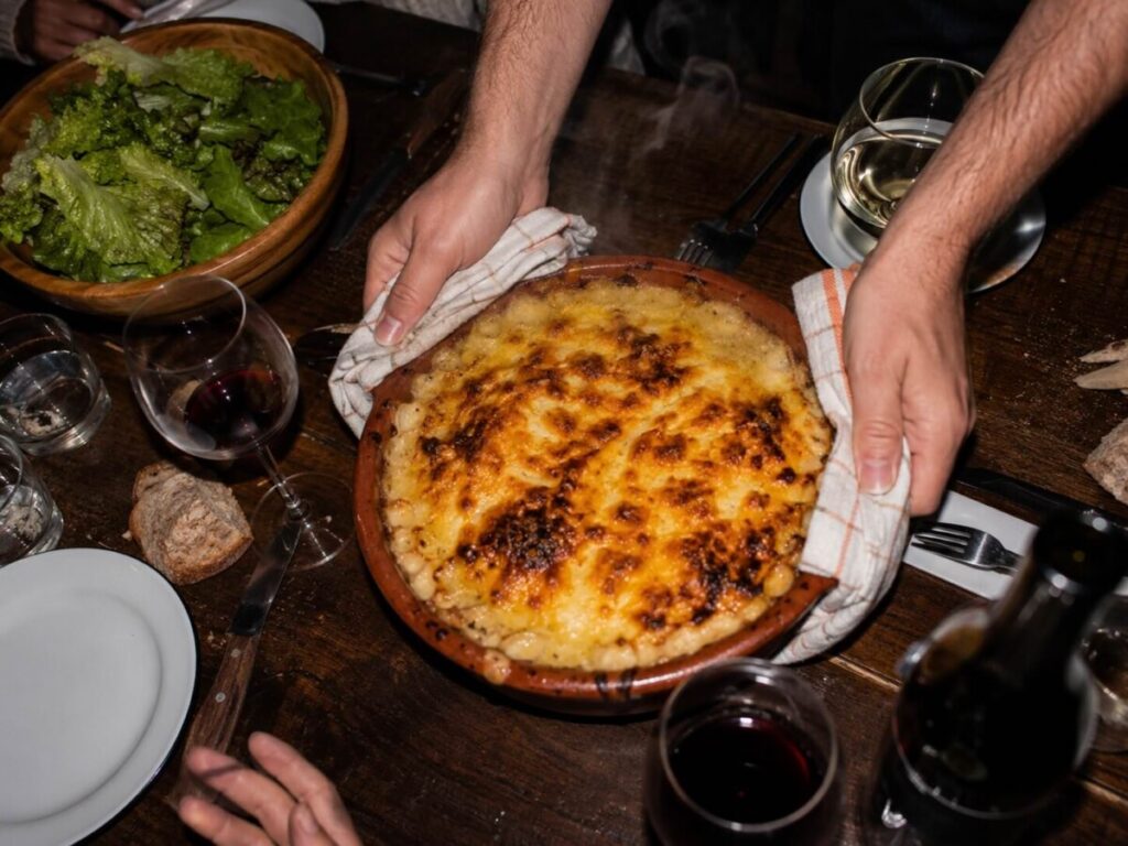 Quel vin avec une tartiflette : gratin doré et verre de vin rouge