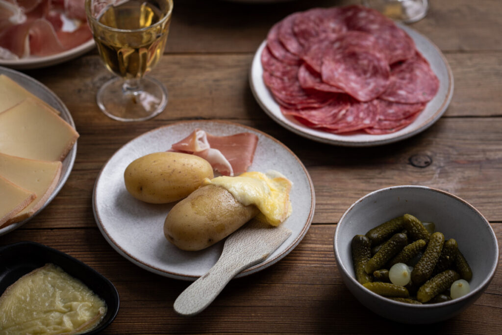 Quel vin blanc pour raclette : appareil à raclette et verre de vin