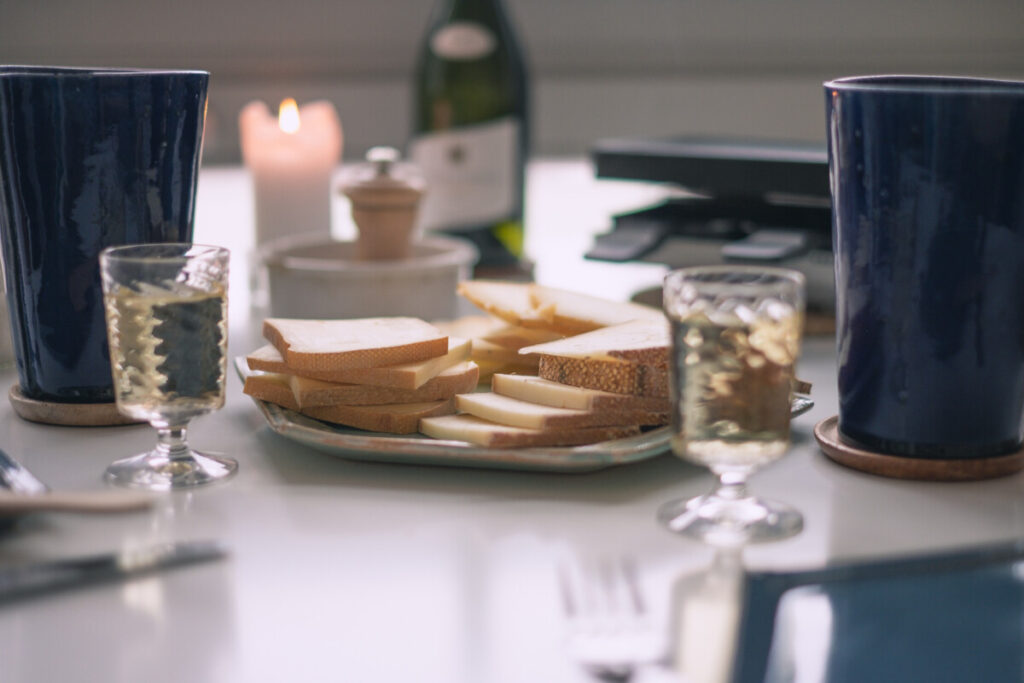 Table de raclette dressée, moment de partage entre amis
