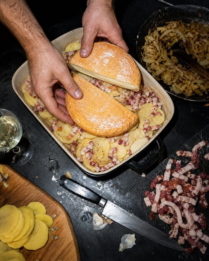 Reblochon, lardons et pommes de terre avant la cuisson de la tartiflette