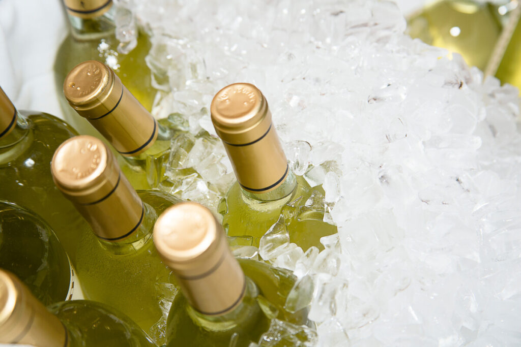 Bouteille de vin blanc au seau, température de service pour raclette