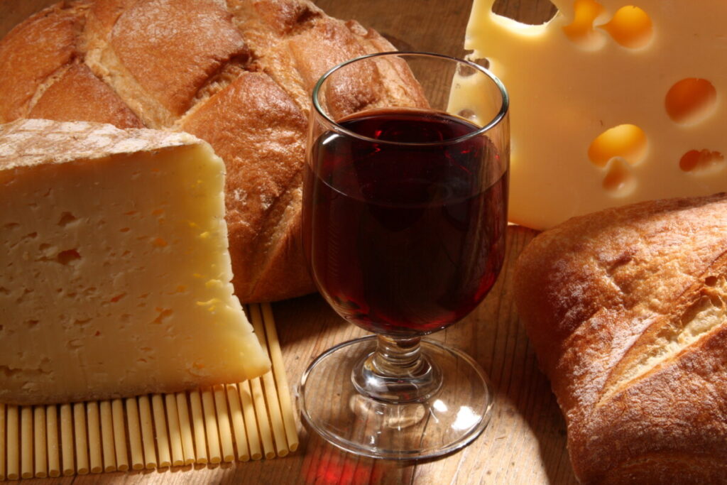 Verre de beaujolais servi frais avec une raclette